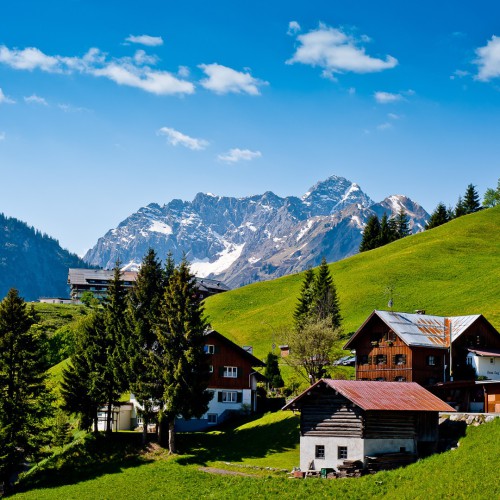 Huizen op de berg van Kleinwalsertal