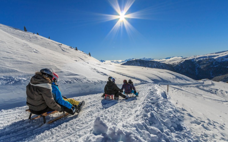 Rodelen in de sneeuw